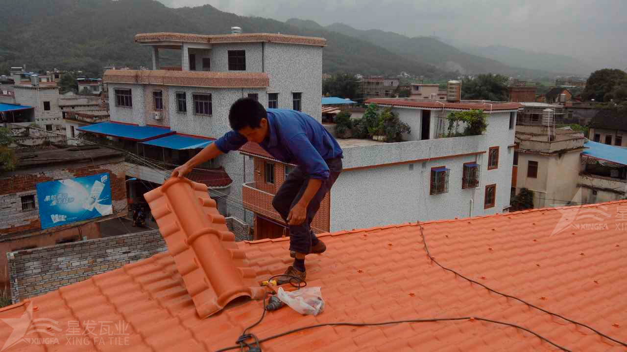 合成樹脂瓦與鐵皮瓦在性能和優(yōu)點上的區(qū)別和差異？